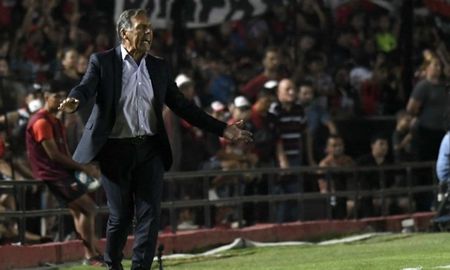 Miguel Ángel Russo en su última visita al estadio de Colón: en la victoria por 4 a 0 a favor de Boca que semanas más tarde se consagró Campeón. Miguel Ángel Russo en su última visita al estadio de Colón: en la victoria por 4 a 0 a favor de Boca que semanas más tarde se consagró Campeón.