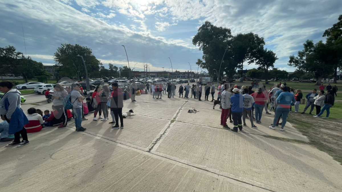 Organizaciones sociales y vecinos reclamaron en la explanada del hospital Iturraspe por la incorporación de pediatras para cubrir la demanda que hoy registra el efector.