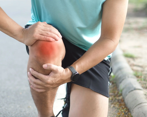 El trabajo progresivo con pesas en los cuádriceps ayuda a absorber los impactos diarios y sostiene la articulación de la rodilla.