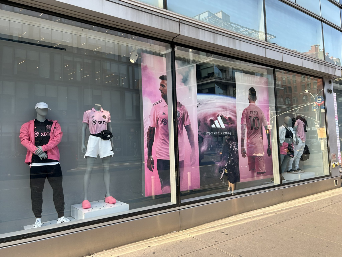 Lionel Messi ya se puede ver en las vidrieras de locales Adidas de Estados Unidos.
