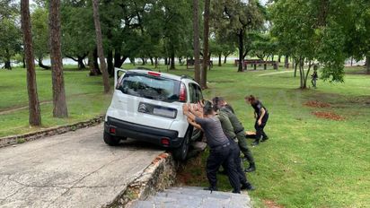 Un auto quedó atascado en la bajada al Parque del Sur y debieron removerlo entre siete personas