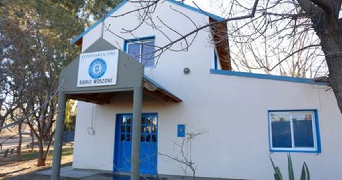 Una pareja robó asado, fiambre y fernet de un súper y los descubrieron mientras huían.