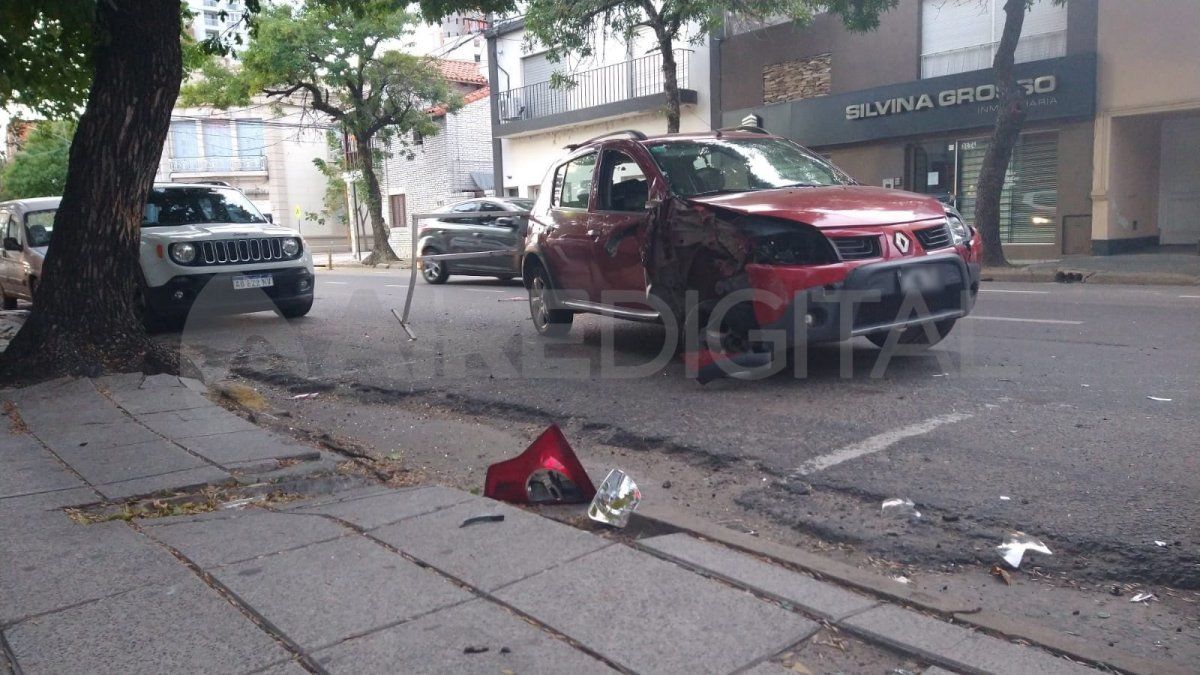 El coche con daños mecánicos en la parte derecha y algo menor del lado izquierdo quedó en el lugar donde murió el hombre.