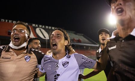 El Calamar se hizo fuerte en Rosario y buscará volver a Primera luego de más de dos décadas. El Calamar se hizo fuerte en Rosario y buscará volver a Primera luego de más de dos décadas.