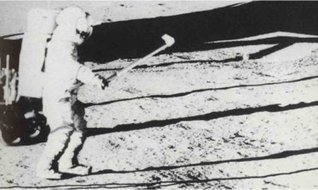 El golpe a la pelota de golf durante años se ha estimado en 183 metros; notable, considerando cuánto restringía el movimiento de Shepard la mayor parte de su traje espacial. El golpe a la pelota de golf durante años se ha estimado en 183 metros; notable, considerando cuánto restringía el movimiento de Shepard la mayor parte de su traje espacial.