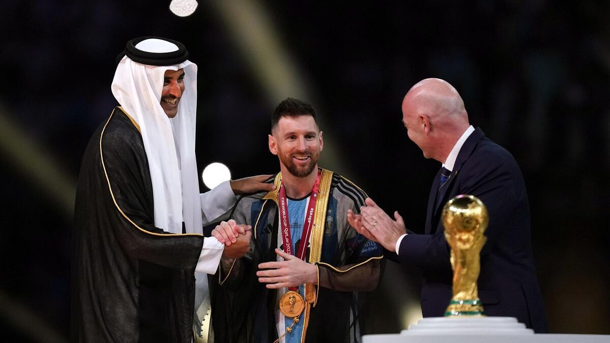 El “bisht” que usó Lionel Messi es una túnica negra transparente que solo puede ser usada por los hombres dentro del mundo árabe.