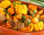 Los cocineros suelen presentar este guiso dentro de un zapallo horneado para resaltar su estética tradicional. Los cocineros suelen presentar este guiso dentro de un zapallo horneado para resaltar su estética tradicional.