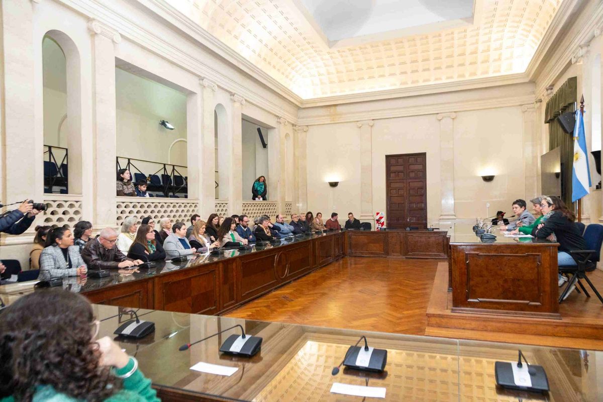 La rectora Laura Tarabella al realizar el reconocimiento resaltó que la UNL lidera un proceso de análisis interno sobre las personas de la comunidad universitaria que fueron perseguidas, cesanteadas y desaparecidas durante la última dictadura militar. La rectora Laura Tarabella al realizar el reconocimiento resaltó que la UNL lidera un proceso de análisis interno sobre las personas de la comunidad universitaria que fueron perseguidas, cesanteadas y desaparecidas durante la última dictadura militar.