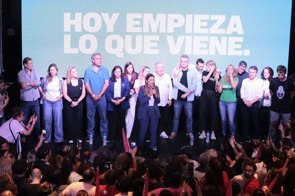 Si bien la coalición peronista santafesina tuvo la compleja empresa de enfrentarse a dos oficialismos, el nacional y el provincial, los resultados de los comicios no fueron los esperados. Si bien la coalición peronista santafesina tuvo la compleja empresa de enfrentarse a dos oficialismos, el nacional y el provincial, los resultados de los comicios no fueron los esperados.