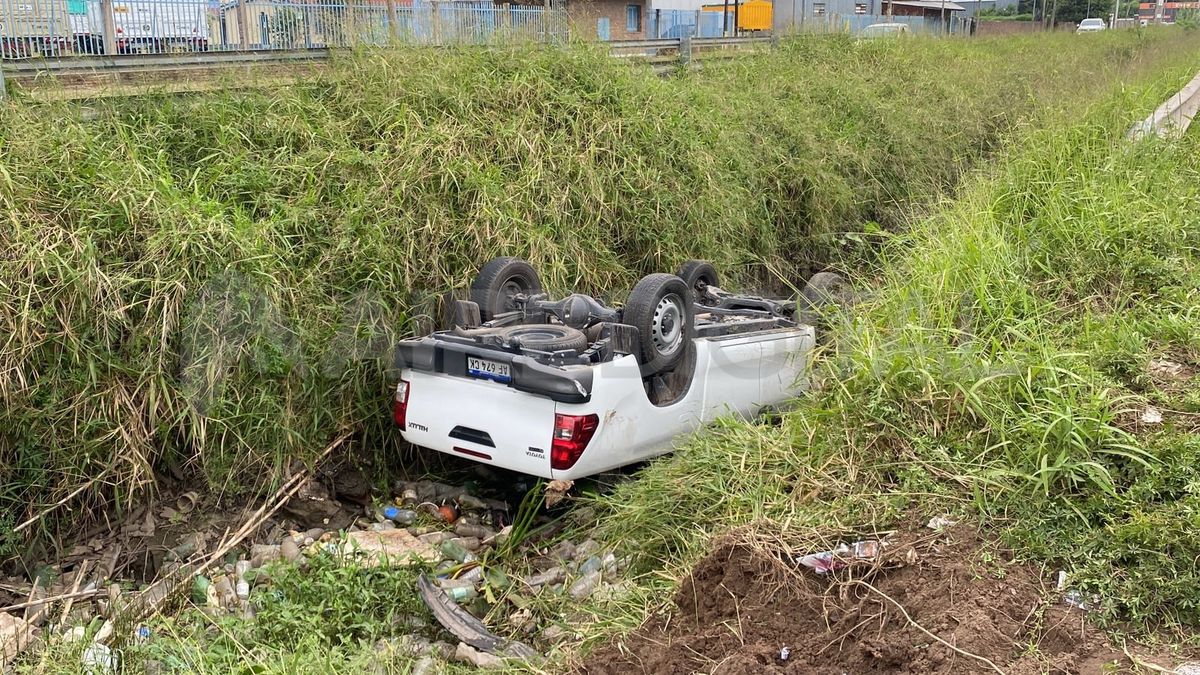 Cayó una camioneta en Aristóbulo del Valle dentro del zanjón