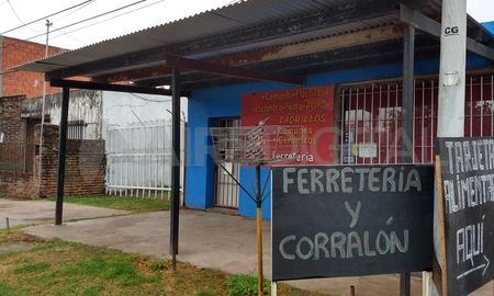 Tres personas ingresaron pasada la medianoche tras violentar la puerta delantera Tres personas ingresaron pasada la medianoche tras violentar la puerta delantera