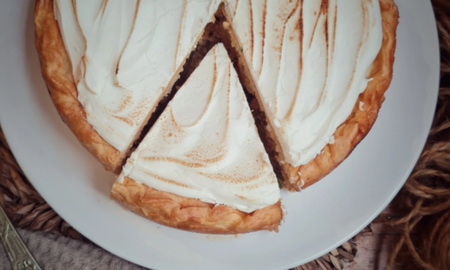 El pastel de novia volvió a ganar popularidad en redes sociales por su mezcla inesperada de sabores y por su historia centenaria. El pastel de novia volvió a ganar popularidad en redes sociales por su mezcla inesperada de sabores y por su historia centenaria.