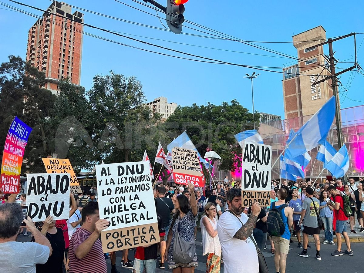 Con letreros y banderas