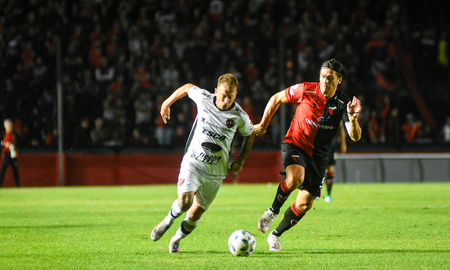 Colón goleó 4 a 0 a Patronato y se trepó a la cima de su zona. Colón goleó 4 a 0 a Patronato y se trepó a la cima de su zona.