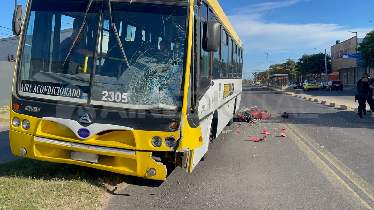 Cuál es el estado de salud del motociclista que circulaba en contramano por el Metrofe de Avenida Blas Parera y fue atropellado por un colectivo