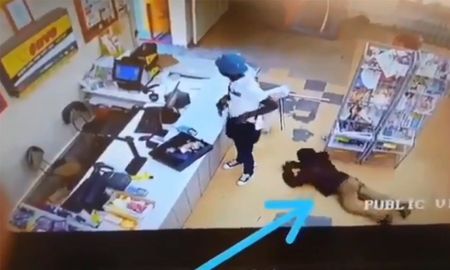 video: un ladron asaltaba un super cuando le paso algo insolito video: un ladron asaltaba un super cuando le paso algo insolito