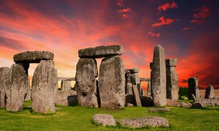 Stonehenge es uno de los monumentos más representativos del mundo y se estima que surgió unos 2 mil años antes de Cristo. Stonehenge es uno de los monumentos más representativos del mundo y se estima que surgió unos 2 mil años antes de Cristo.