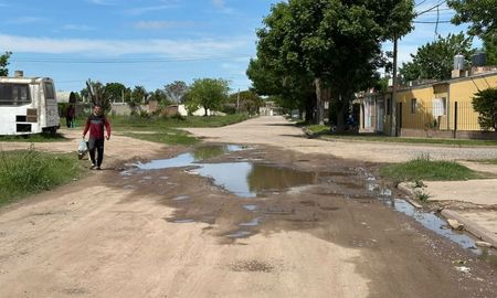 El robo ocurrió en calle Europa al 10.400, en el norte de Santa Fe. Los vecinos denunciaron problemas con el suministro de agua y una creciente inseguridad. El robo ocurrió en calle Europa al 10.400, en el norte de Santa Fe. Los vecinos denunciaron problemas con el suministro de agua y una creciente inseguridad.