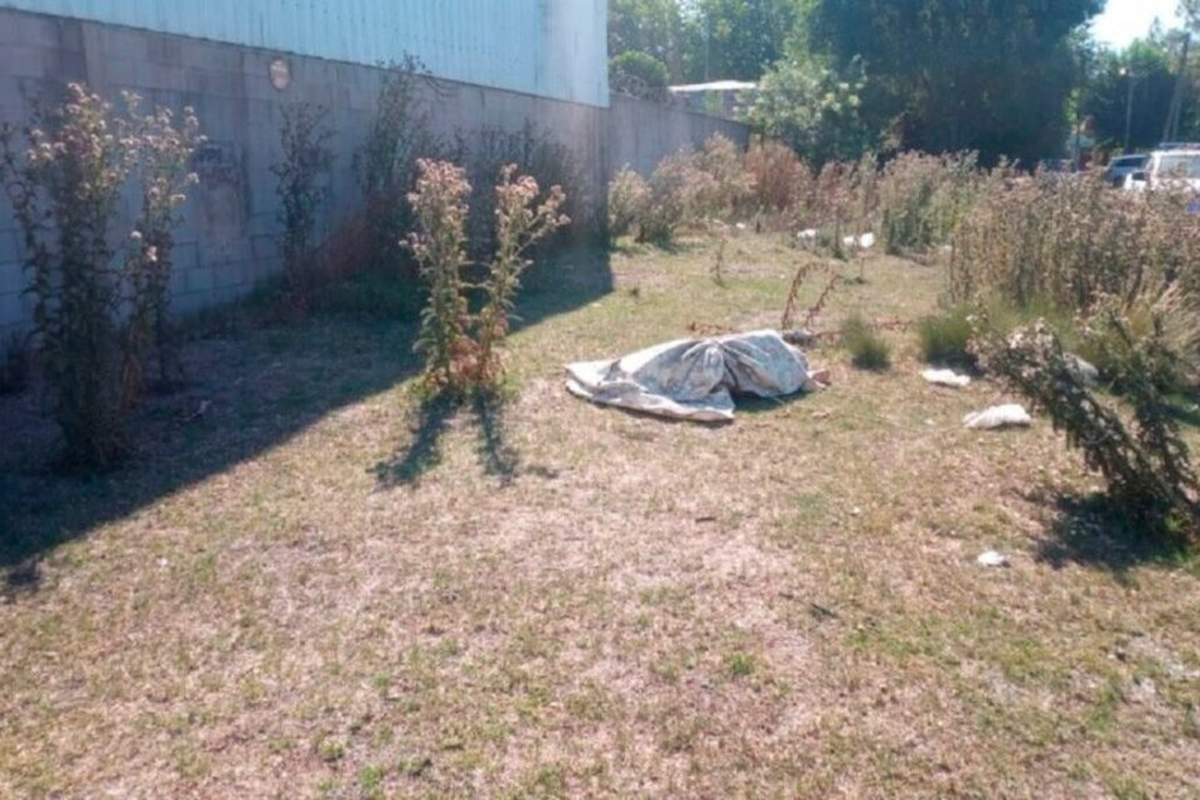 El cuerpo de la mujer fue encontrado en un terreno baldío cubierto con una sábana.