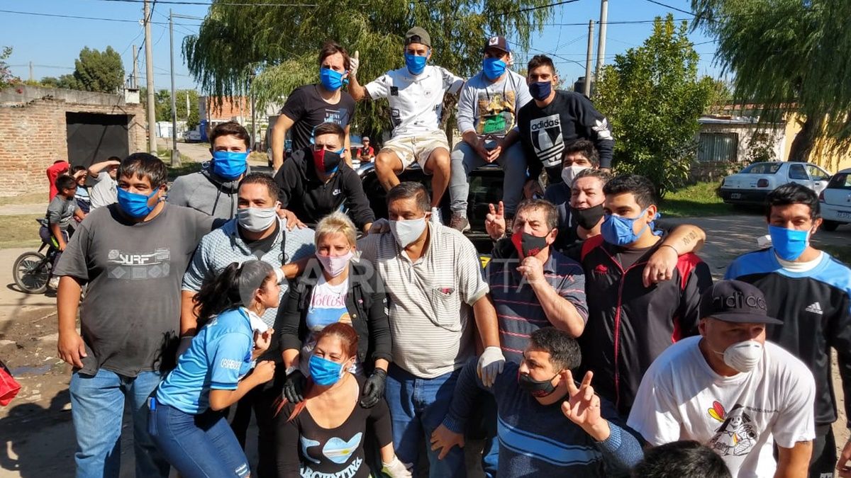 Los jugadores de Col&oacute;n, Emanuel Olivera, Gonzalo Escobar, Facundo Garc&eacute;s, Gast&oacute;n D&iacute;az, Cristian Bernardi y Wilson Morelo, se sumaron a una olla popular en barrio Santa Rosa de Lima.