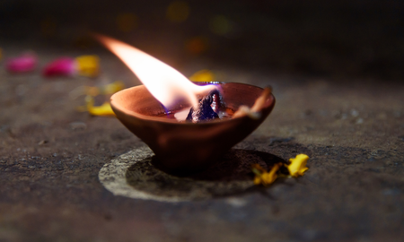 A la hora que desees, preferiblemente el primero de mayo, vas a ponerle un poco de loción de siete machos y el perfume que siempre usas a un huevo rojo, con el cual vas a realizar una limpieza energética en tu cuerpo A la hora que desees, preferiblemente el primero de mayo, vas a ponerle un poco de loción de siete machos y el perfume que siempre usas a un huevo rojo, con el cual vas a realizar una limpieza energética en tu cuerpo