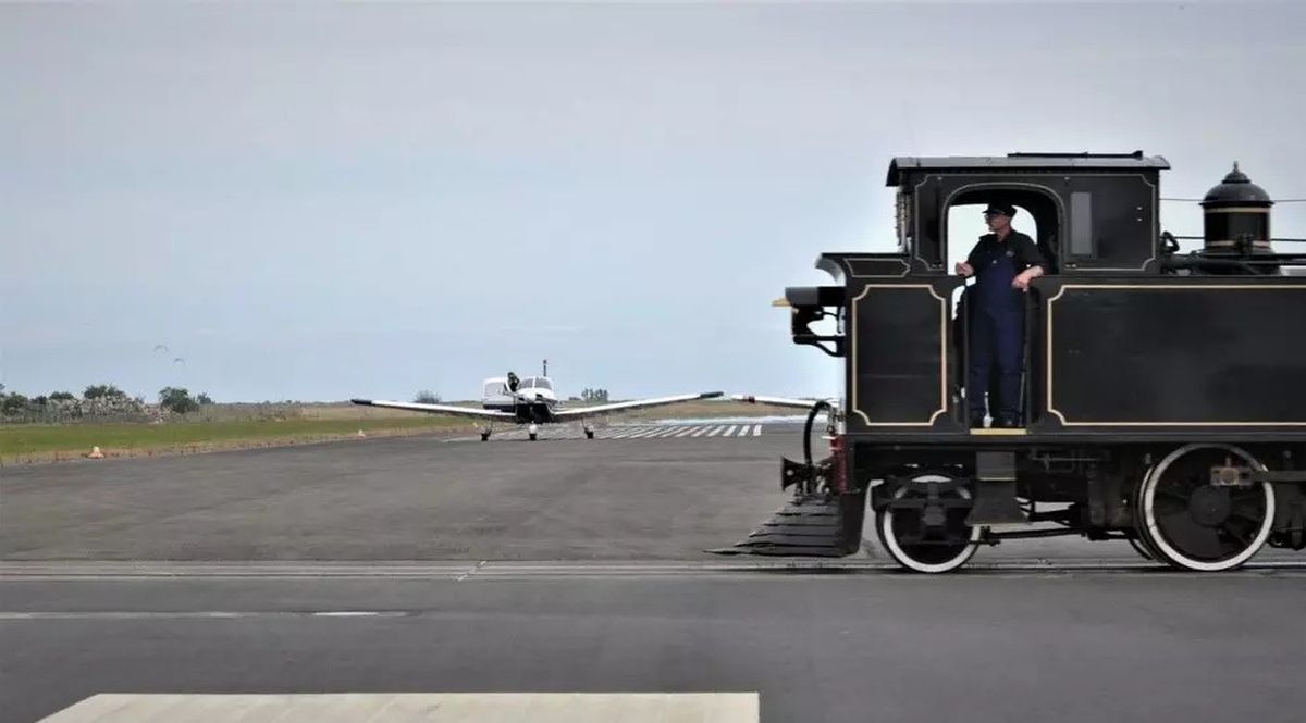 El tren de vapor actual que se utiliza para excursiones turísticas (con el atractivo de cruzar la pista del aeropuerto), con una locomotora Wa165 y cuatro vagones, realiza viajes de ida y vuelta de casi 17 kilómetros desde Gisborne a Muriwai y, el pasaje, cuesta 24 dólares. El tren de vapor actual que se utiliza para excursiones turísticas (con el atractivo de cruzar la pista del aeropuerto), con una locomotora Wa165 y cuatro vagones, realiza viajes de ida y vuelta de casi 17 kilómetros desde Gisborne a Muriwai y, el pasaje, cuesta 24 dólares.