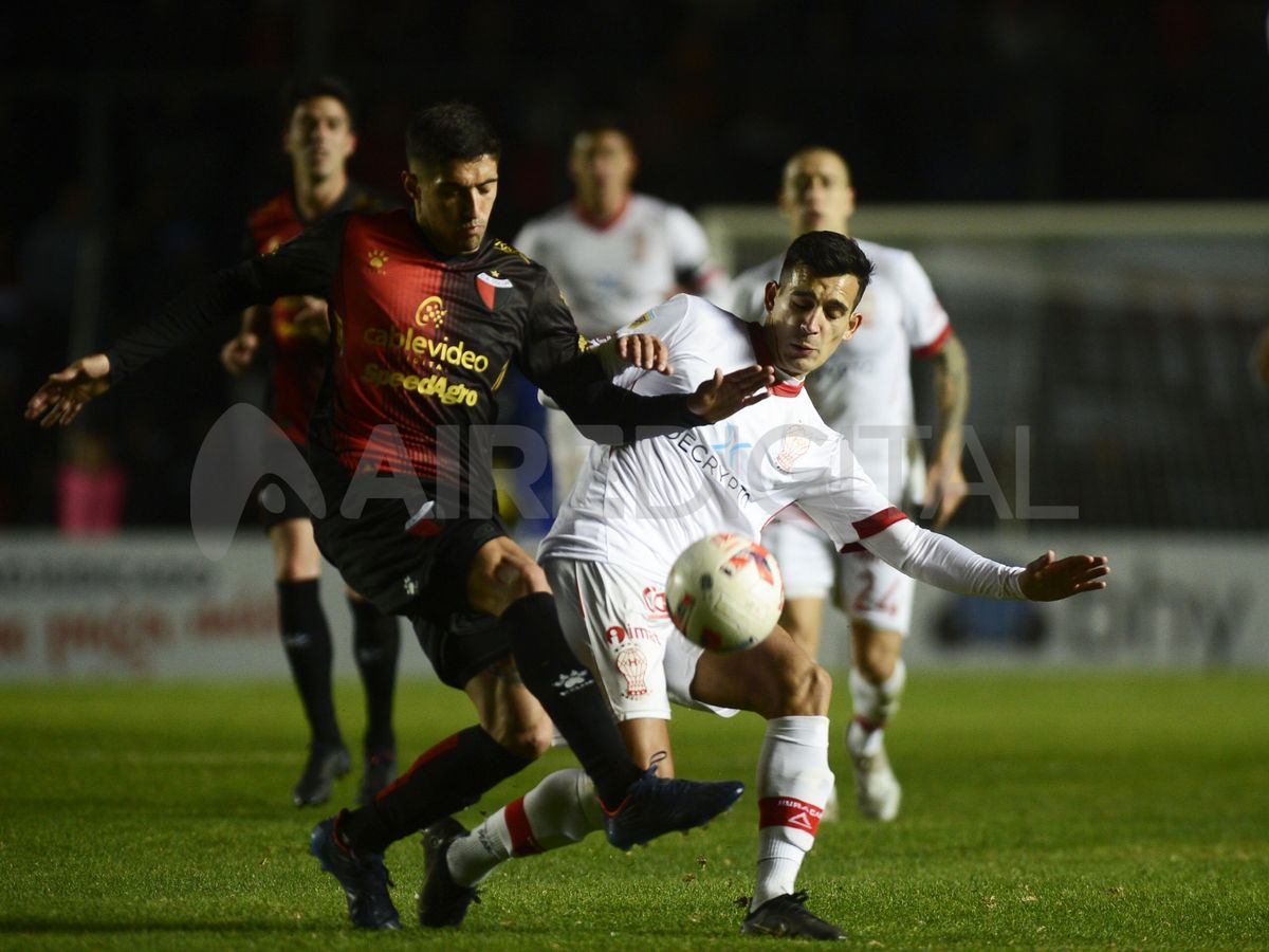 En el partido ante Huracán, la camiseta de Colón tenía los colores en el orden que marca el instituto.