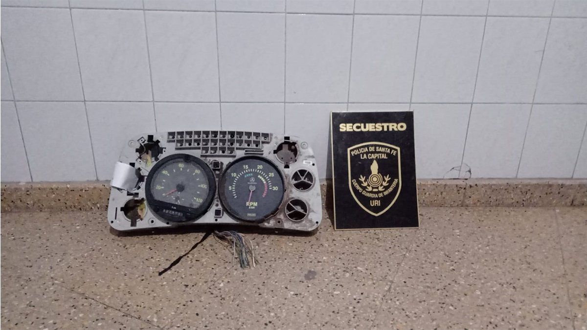 La policía informó que se logró recuperar el tablero electrónico que tenía un colectivo en desuso y que estaba en reparación en el galpón de la empresa.