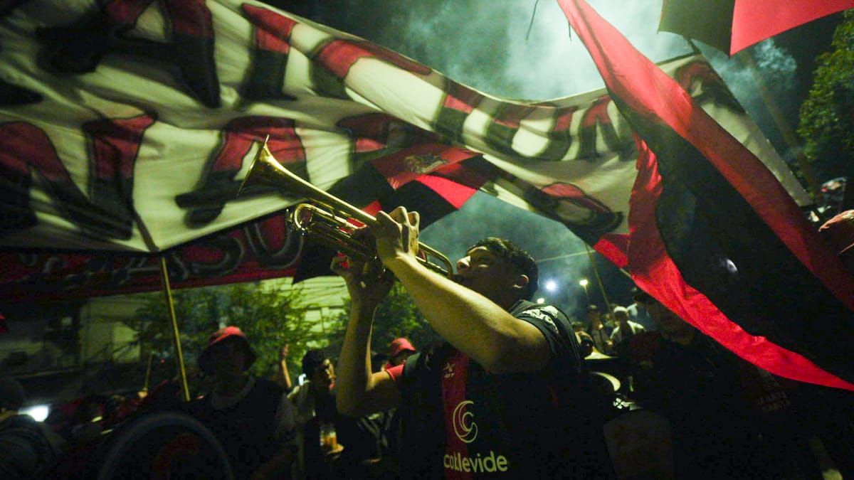 En vísperas de su 121° aniversario, los hinchas de Colón protagonizaron una masiva caravana desde el Puente Colgante hacia la sede del club. En vísperas de su 121° aniversario, los hinchas de Colón protagonizaron una masiva caravana desde el Puente Colgante hacia la sede del club.