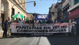 Multitudinaria movilización de docentes y estatales Multitudinaria movilización de docentes y estatales