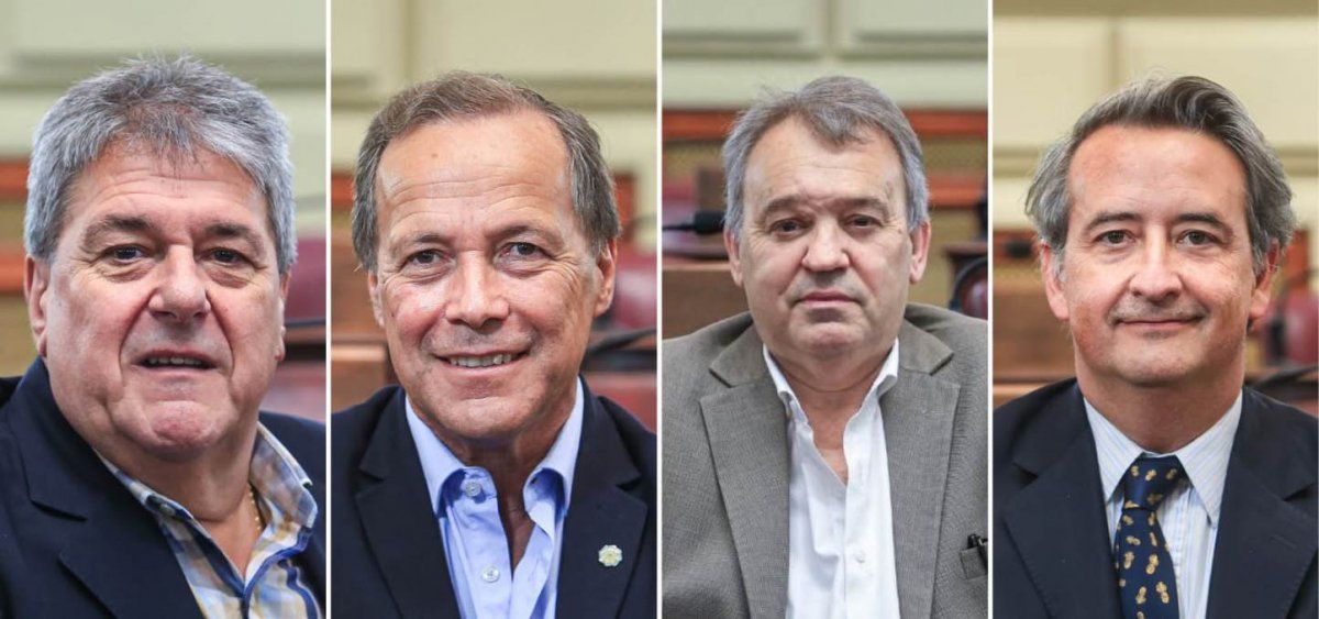 En este momento en la Legislatura de Santa Fe hay cuatro proyectos para reformar la Constitución: los presentaron los diputados Luis Rubeo, Rubén Giustiniani, Gabriel Real y Nicolás Mayoraz.