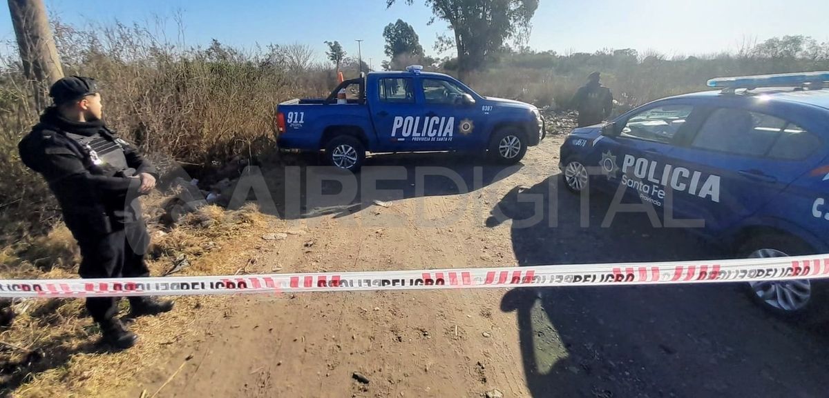 Policías y peritos custodian el lugar donde se dio el macabro hallazgo.&nbsp;