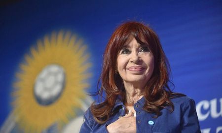 ANSES notificó a la ex presidenta Cristina Kirchner de que, debido a su condena por la causa Vialidad, deberá regresar el dinero que percibió por la vía de su jubilación y la de su pensión por viudez. ANSES notificó a la ex presidenta Cristina Kirchner de que, debido a su condena por la causa Vialidad, deberá regresar el dinero que percibió por la vía de su jubilación y la de su pensión por viudez.