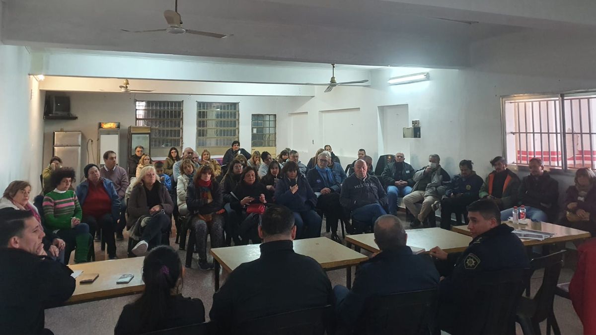 Los vecinos se reunieron en la sede del Club Santa Rosa de barrio Alvear.