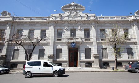Para poder votar, además de figurar en el padrón electoral, es necesario contar con un documento habilitante para emitir el sufragio. Para poder votar, además de figurar en el padrón electoral, es necesario contar con un documento habilitante para emitir el sufragio.