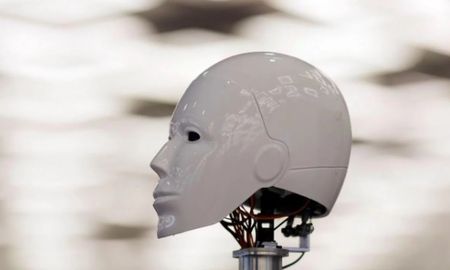 En un bar de Tokio implementaron robots meseros que son controlados por personas con discapacidad