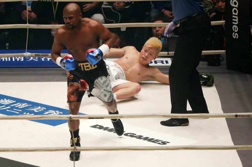 La paliza de fin de año: Mayweather ganó una pelea de exhibición en dos minutos