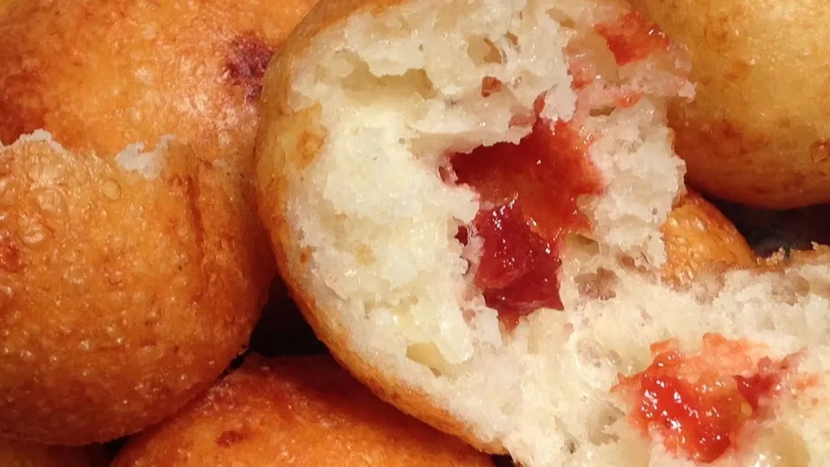 Los buñuelos rellenos de membrillo son una excelente opción para hacer y disfrutar como postre o en la merienda. Los buñuelos rellenos de membrillo son una excelente opción para hacer y disfrutar como postre o en la merienda.
