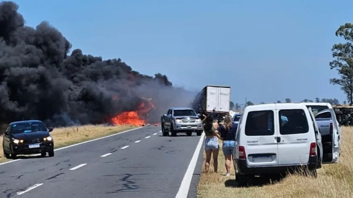 Dos camiones chocaron de manera frontal y un tercero se vio involucrado en un accidente que se cobró una vida y dejó dos heridos.