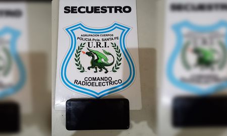 El teléfono fue recuperado luego de que el acusado lo descarte antes de ser detenido. El teléfono fue recuperado luego de que el acusado lo descarte antes de ser detenido.