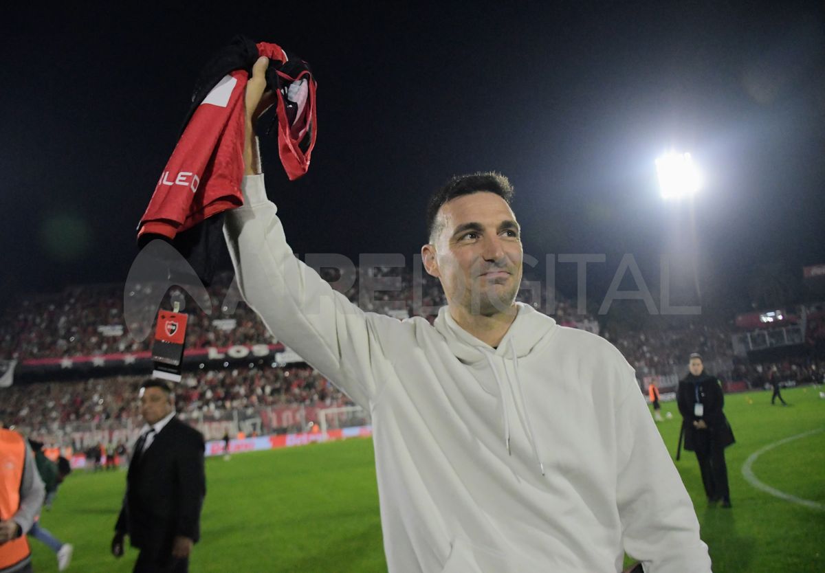 Lionel Scaloni fue homenajeado en la cancha de Newells.