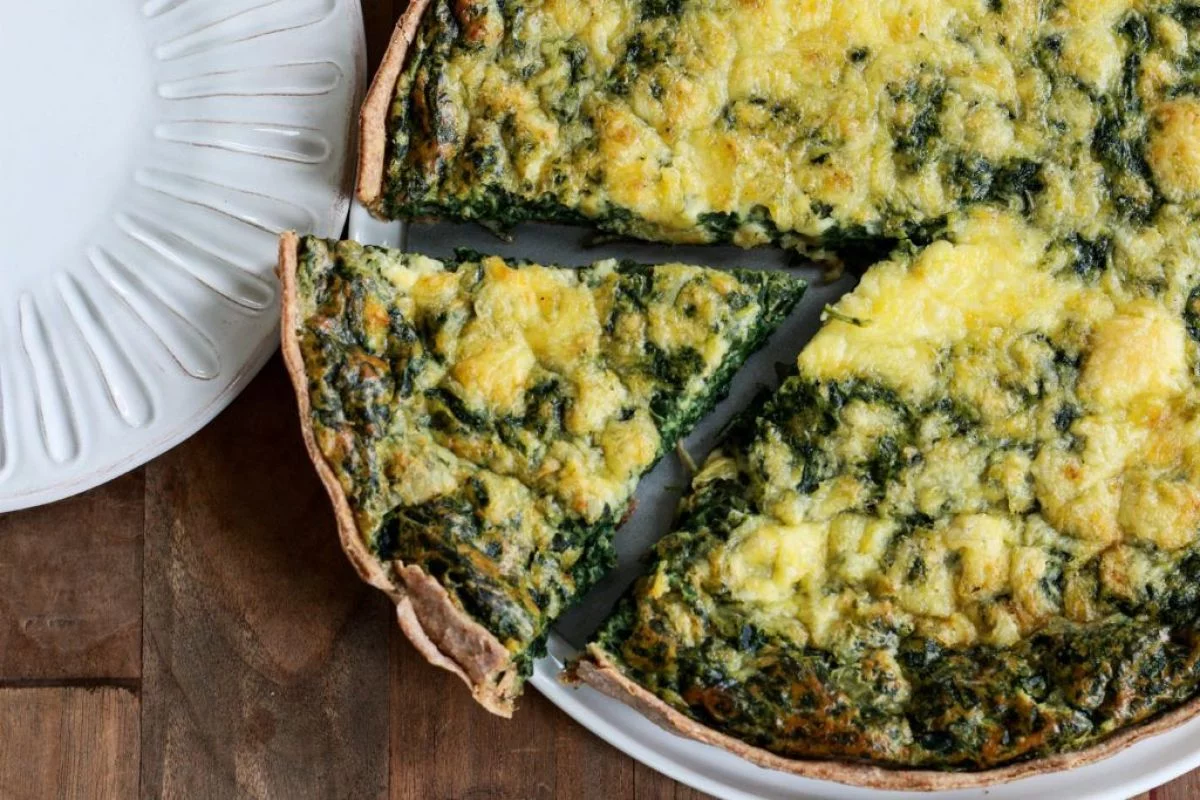 La tarta de espinaca y salsa blanca es una excelente opción para sorprender a tu familia. La tarta de espinaca y salsa blanca es una excelente opción para sorprender a tu familia. 