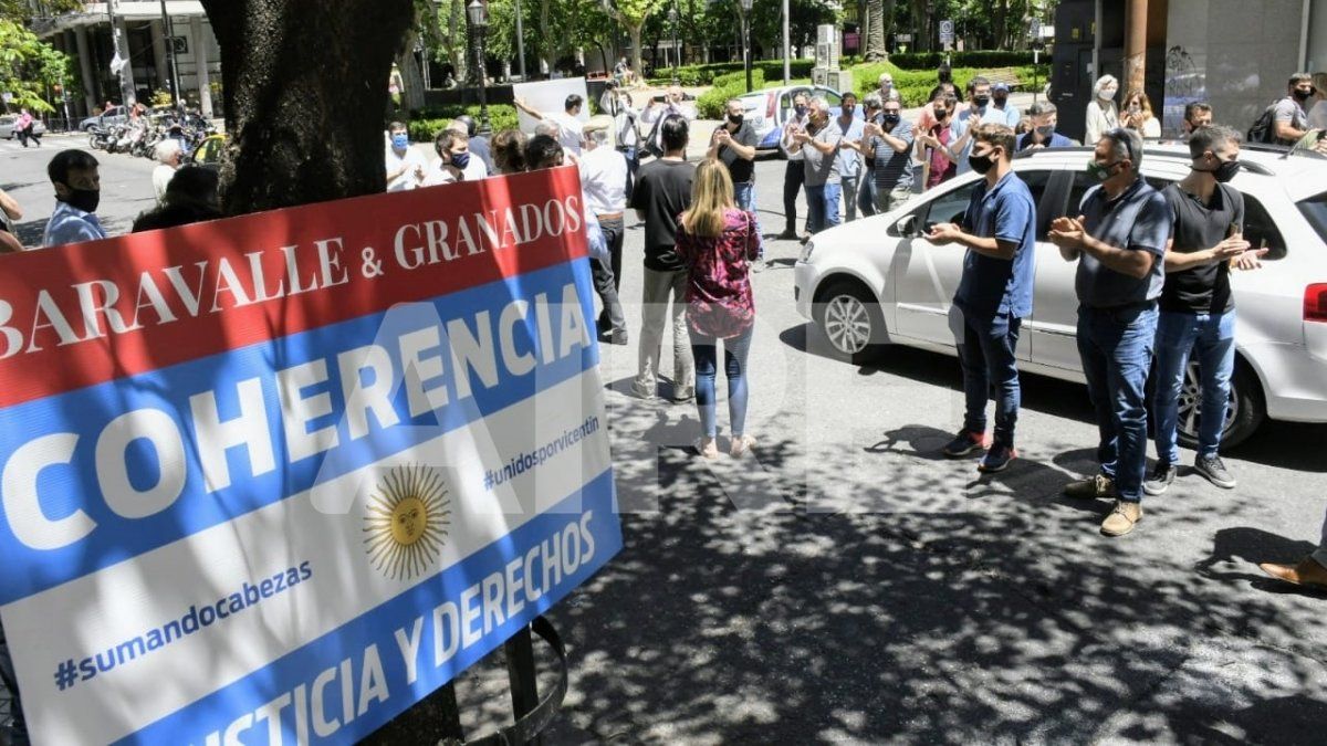 Los acreedores quieren que la deuda se dolarice para que no pierda valor.