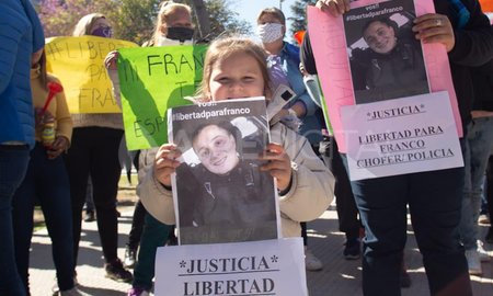 Este sábado se realizará otra marcha en favor del policía remisero que, en un intento de asalto, mató a dos delincuentes en sauce Viejo. Este sábado se realizará otra marcha en favor del policía remisero que, en un intento de asalto, mató a dos delincuentes en sauce Viejo.