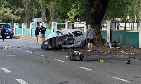 Las impactantes fotos del accidente fatal en costanera: el motor quedó en el medio del asfalto Las impactantes fotos del accidente fatal en costanera: el motor quedó en el medio del asfalto
