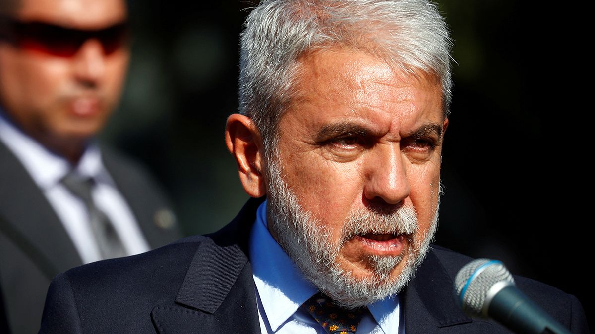 El ministro de Seguridad, Aníbal Fernández, anunció que denunciará judicialmente a los apoderados de LLA, Karina Milei y Santiago Viola. El ministro de Seguridad, Aníbal Fernández, anunció que denunciará judicialmente a los apoderados de LLA, Karina Milei y Santiago Viola.