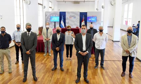 Los secretarios provinciales de Comercio Interior y Servicios, Juan Marcos Aviano, y de Turismo, Alejandro Grandinetti, anunciaron un programa de beneficios para turistas que se alojen en localidades santafesinas. Los secretarios provinciales de Comercio Interior y Servicios, Juan Marcos Aviano, y de Turismo, Alejandro Grandinetti, anunciaron un programa de beneficios para turistas que se alojen en localidades santafesinas.