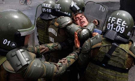 para pinera, los videos de la represion son falsos, tergiversados o filmados fuera de chile para pinera, los videos de la represion son falsos, tergiversados o filmados fuera de chile