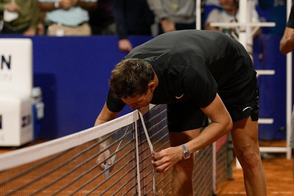 Al término del partido contra Delbonis, "Delpo" colgó su vincha en la red. 