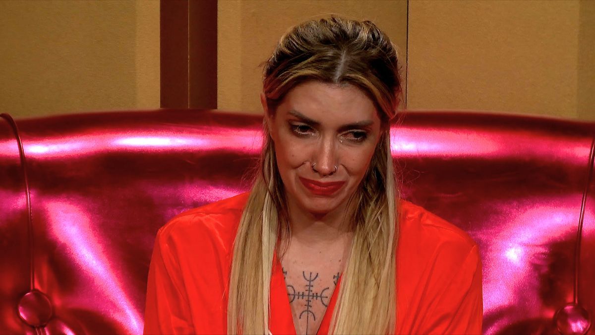 La participante paraguaya estalló en crisis tras encontrar una toalla sucia.